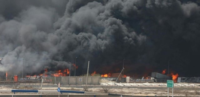 Photo fournie par la Croix rouge iranienne le 28 avril 2025 de l'immense incendie qui ravage le 
port de  Shahid RajaÏ depuis samedi
