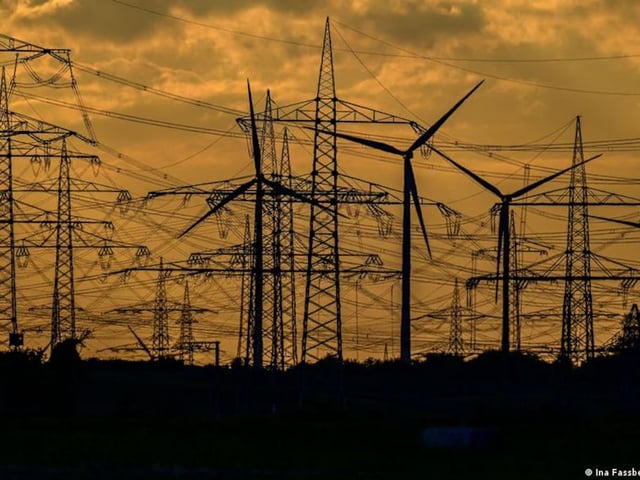 Strommasten und Windräder in der Nähe von Neurath im westdeutschen Nordrhein-Westfalen
