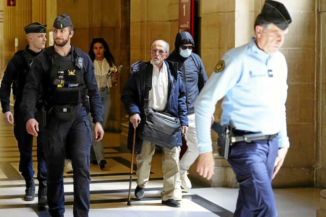 Aomar Aït Khedache, l'un des hommes accusés du vol à main armée de Kim Kardashian en 2016, arrive au palais de justice, lundi 28 avril 2025, à Paris.
