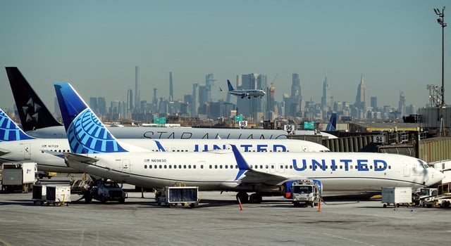 United Airlines planes land and prepare to take off at Newark Liberty International Airport in Newark, New Jersey, , U.S., January 27, 2025. REUTERS/Fabrizio Bensch/File Photo
