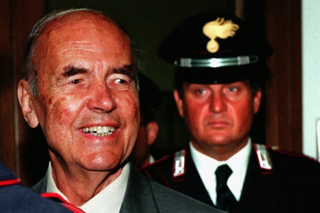 Erich Priebke nunca se arrepintió de los crímenes cometidos y siempre señaló que él solo cumplía órdenes (AP Photo/Plinio Lepri)