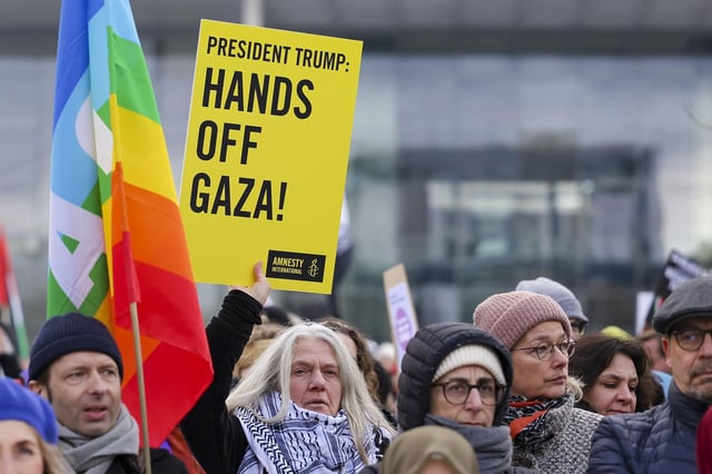 Manifestation « pour la paix en Palestine et en Israël » devant la chancellerie à Berlin, Allemagne, le 15 février 2025.