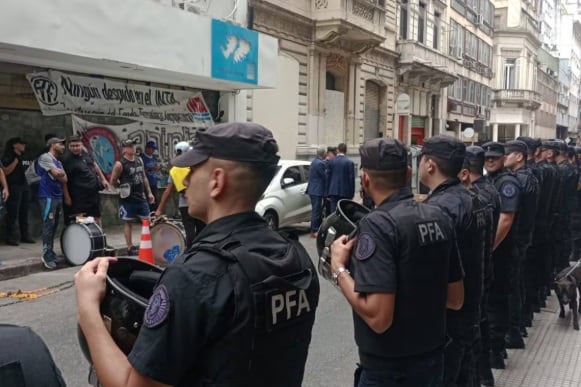Profesionales y empleados protestan ante lo que consideran el posible cierre del Inta. (La Voz / Archivo)