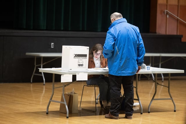  Election Canada Workers guide voters to cast their ballot inside Campbell CollegiateÊ on Monday, April 28, 2025 in Regina. KAYLE NEIS / Regina Leader-Post