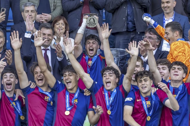 Los jugadores del Barça posan jubilosos con el trofeo y las medallas de la Youth League.