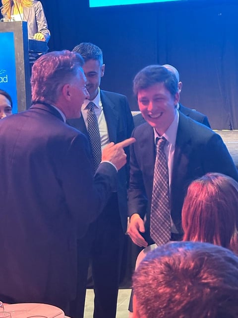 Mauricio Macri y Santiago Caputo, en la cena de la Fundación Libertad