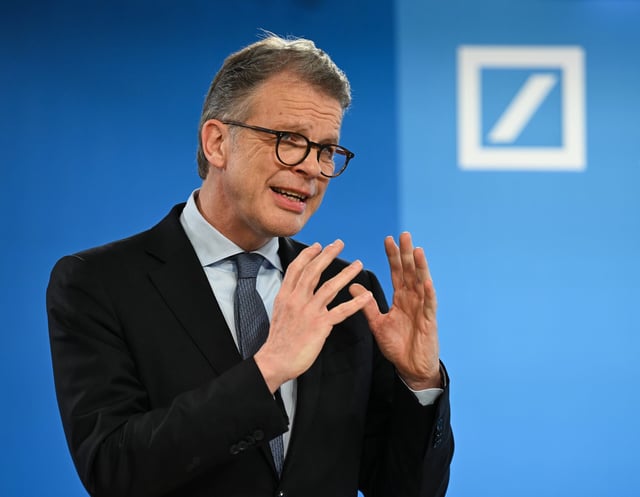 Christian Sewing, Vorsitzender des Vorstands der Deutschen Bank, spricht in der Zentrale der Deutschen Bank während der Jahrespressekonferenz. Die Entschädigung früherer Postbank-Aktionäre hat der Deutschen Bank im vergangenen Jahr einen weiteren Gewinnrückgang eingebrockt.