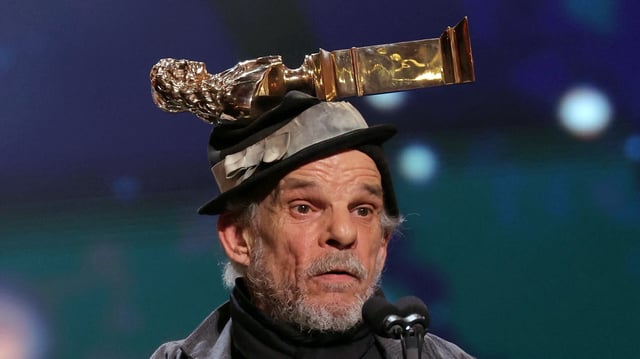 Denis Lavant et son Molière du meilleur comédien pour son rôle de Clov dans Fin de partie.