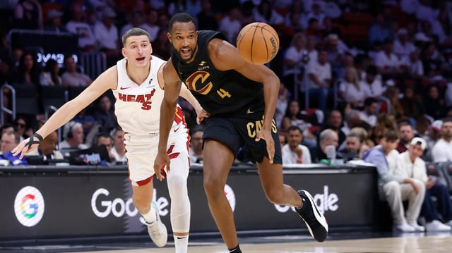 Cleveland Cavaliers Evan Mobley (r.) and Miami Heat Spieler Nikola Jovic