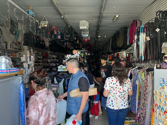 Clientes en un bazar de Vigo