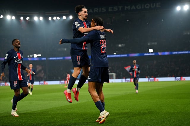 Le Parisien Vitinha dans les bras de Bradley Barcola et suivi d’Ousmane Dembélé, le 19 février au Parc des princes. 