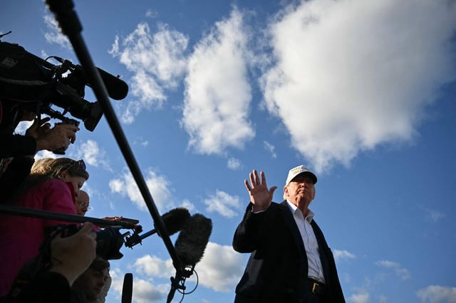 Donald Trump au départ de l'aéroport municipal de Morristown, dans le New Jersey, le 27 avril 2025.