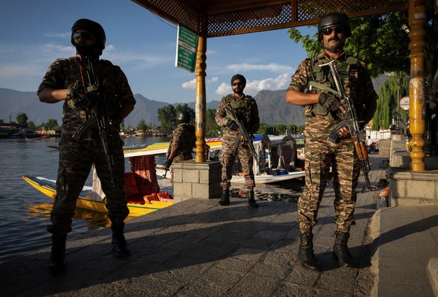 Des membres des forces de sécurité indiennes montent la garde sur les rives du lac Dal, dans le sud du Cachemire, à Srinagar le 25 avril 2025.