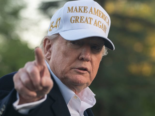  US-Präsident Donald Trump kommt nach einem Flug mit der Marine One im Weißen Haus an.