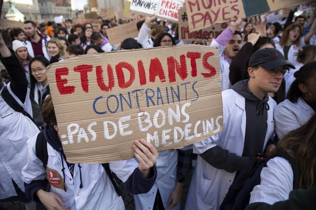 En 2022, lors de la journée de grève et de mobilisation des internes et étudiants en médecine suite aux annonces gouvernementales visant a répondre au problème des «déserts médicaux» notamment par une 4e année de médecine générale. 