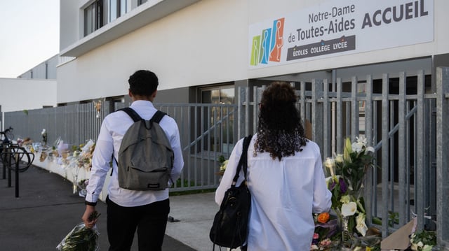 Des fleurs ont été déposées devant l’établissement Notre-Dame-de-Toutes-Aides après l’attaque au couteau dont a été victime Lorène.
