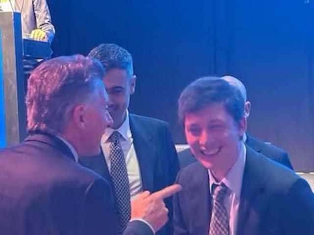 Mauricio Macri, junto a Santiago Caputo en la cena de Fundación Libertad (Foto: X @Manujove)