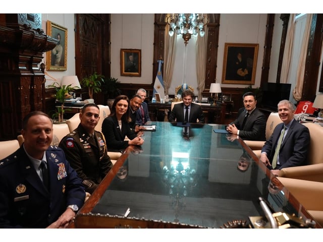 Javier Milei recibió al Comandante del Comando Sur de los Estados Unidos, Almirante Alvin Holsey.
