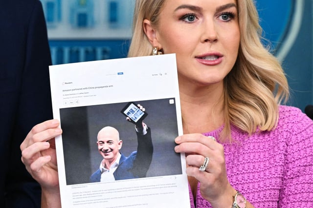 La secretaria de prensa de la Casa Blanca, Karoline Leavitt, sostiene un artículo sobre el director ejecutivo de Amazon, Jeff Bezos