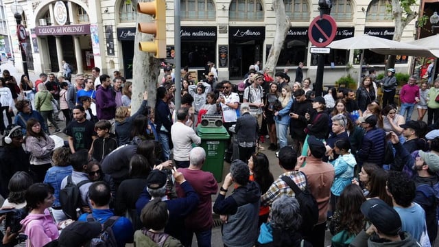 La ciudadanía recurrió a la radio para informarse del colapso eléctrico ante la imposibilidad de contar con internet, redes sociales, televisión y teléfono
