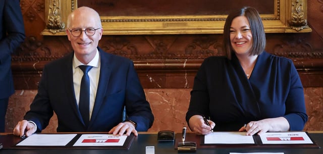Peter Tschentscher (SPD) und Katharina Fegebank (Grüne) bei der Unterzeichnung des Koalitionsvertrages im Kaisersaal im Hamburger Rathaus