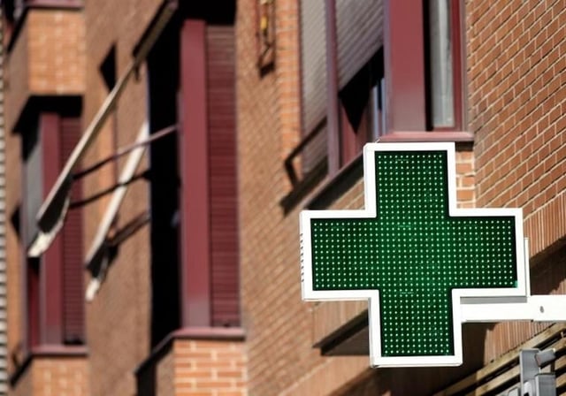 Imagen de archivo de la cruz verde de una farmacia
