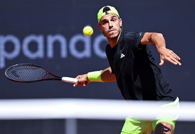 Fran Cerúndolo dio el batacazo en la Caja Mágica y le ganó a Zverev para avanzar a cuartos de final del M1000 de Madrid. (AP)
