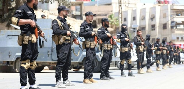 Photo diffusée par le ministère syrien de l'Intérieur sur Facebook de membres des forces de sécurité syriennes montant la garde dans une rue de la banlieue à majorité druze et chrétienne de Jaramana, près de Damas, le 29 avril 2025