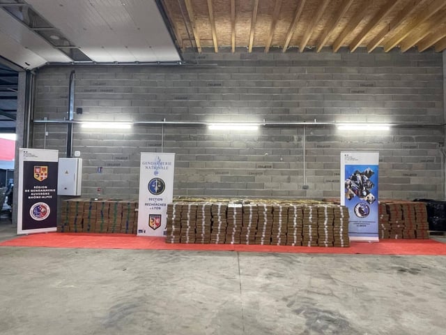 Saisie de 9 tonnes de résine de cannabis dans le cadre d'une opération
diligentée par la Section de recherches de Lyon;