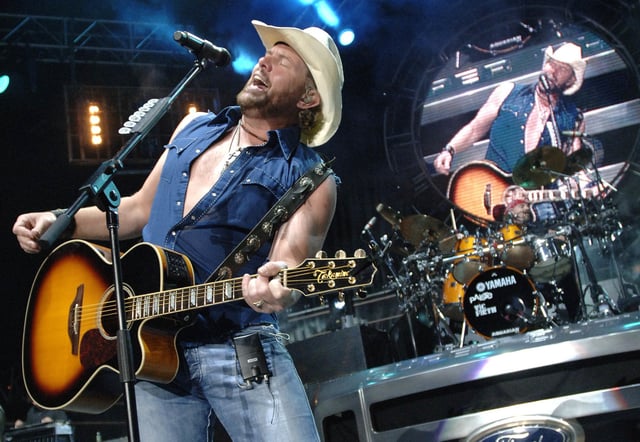 Toby Keith performs at Shoreline Amphitheatre on August 30, 2007 in Mountain View, California. 