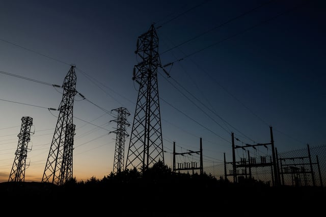Des lignes électriques haute tension en périphérie de Ronda (Espagne), lors d’une coupure de courant dans la ville, le 28 avril 2025.