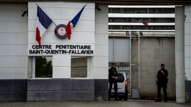 Deux policiers en faction devant le centre pénitentiaire de Saint-Quentin-Fallavier (Isère), alors que plusieurs attaques ont eu lieu ces derniers jours contre les prisons françaises.