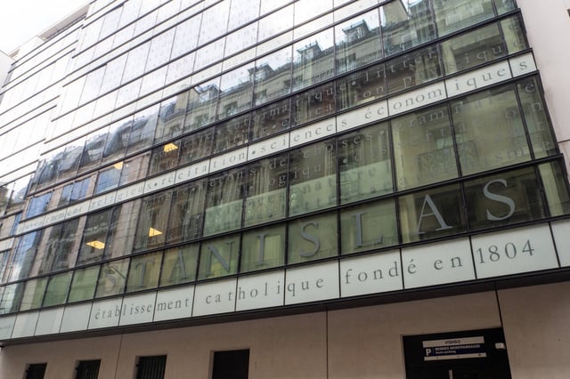 Devant le collège Stanislas, dans le VIe arrondissement de Paris, le 28 février 2025.