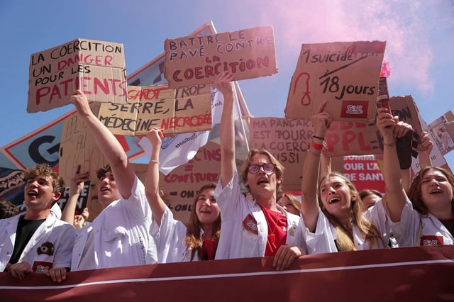 Sur la place du Panthéon, à Paris, mardi 29 avril.