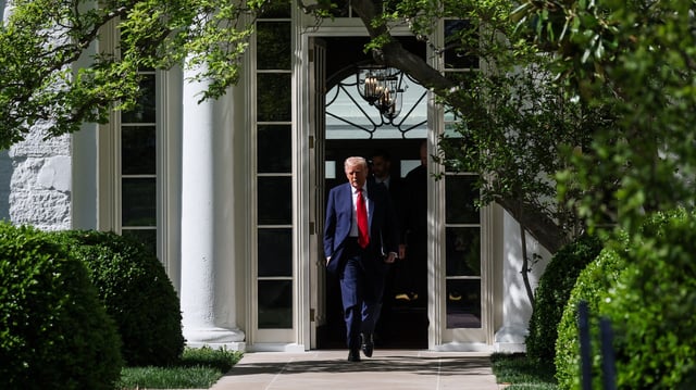 Donald Trump sort de la Maison Blanche.