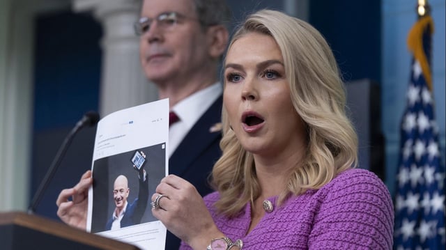 Karoline Leavitt zeigt ein Bild von Amazon-Chef Jeff Bezos