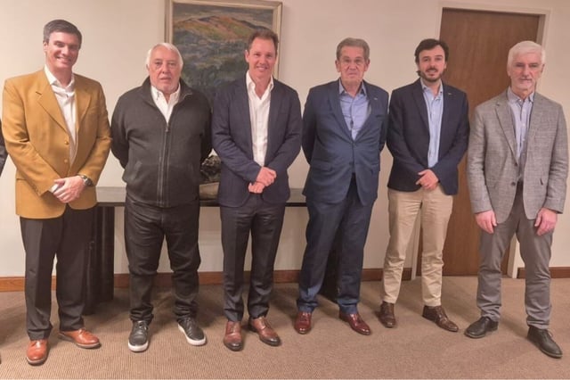El presidente de Banco Macro, Jorge Brito y el titular del ACA, César Carman, junto a funcionarios de ambas entidades firmaron el acuerdo.