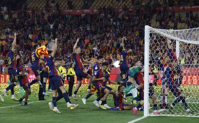 Soccer Football - Copa del Rey - Final - FC Barcelona v Real Madrid - Estadio de La Cartuja, Seville, Spain - April 26, 2025 FC Barcelona players celebrate after winning the Copa del Rey REUTERS/Marcelo Del Pozo