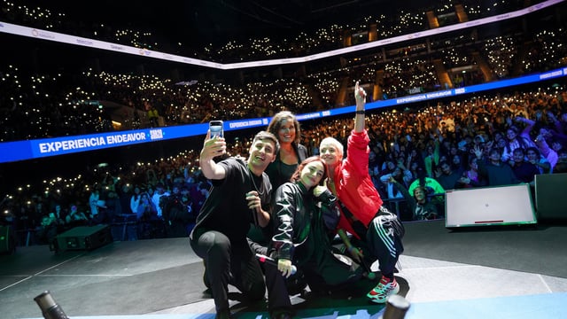 Nicki Nicole durante el evento emprendedor en el Movistar Arena