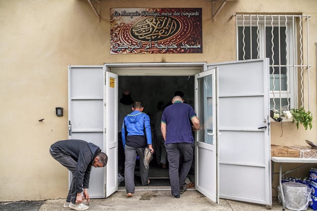 Aboubakar Cissé a été assassiné dans la mosquée de La Grand-Combe (Gard) le vendredi 25 avril. (Photo : l’entée de la mosquée le jour de la marche blanche en hommage à Aboubakar Cissé.)