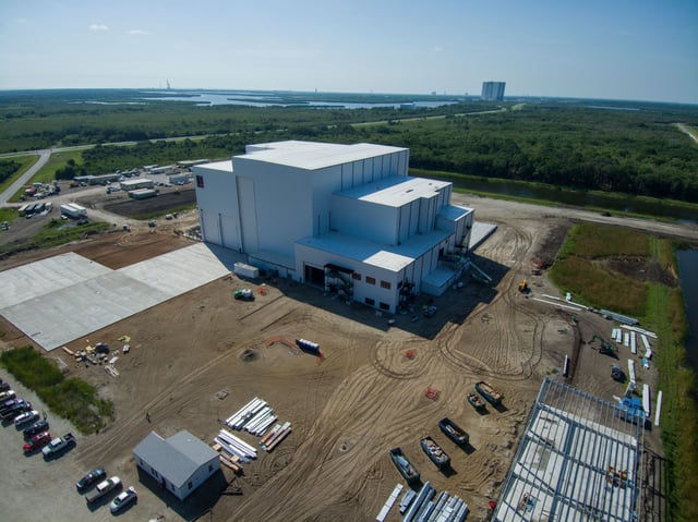 Amazon Project Kuiper’s satellite processing facility at Kennedy Space Center in Florida. Credit: Amazon
