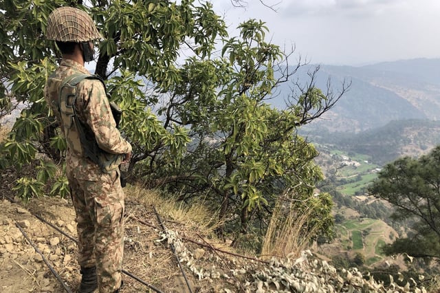 Un soldat pakistanais se tient près de la ligne de contrôle avec le Cachemire pakistanais.