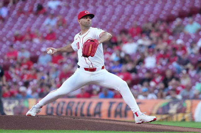 CINCINNATI, OHIO - APRIL 28: Nick Martinez #28 of the Cincinnati Reds pitches during the first inning against the St. Louis Cardinals at Great American Ball Park on April 28, 2025 in Cincinnati, Ohio.