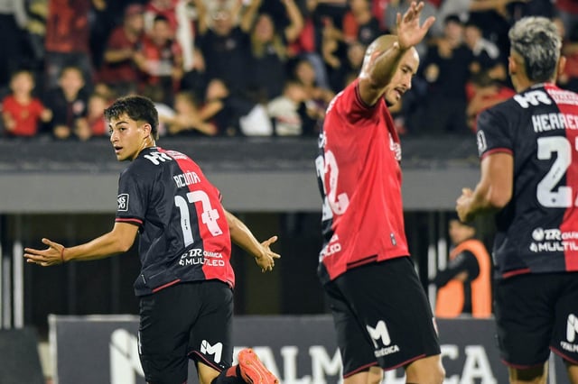 El juvenil Valentino Acuña inicia el festejo de su gol, el primero de Newell&#39;s; los rojinegros se aferran a la ilusión