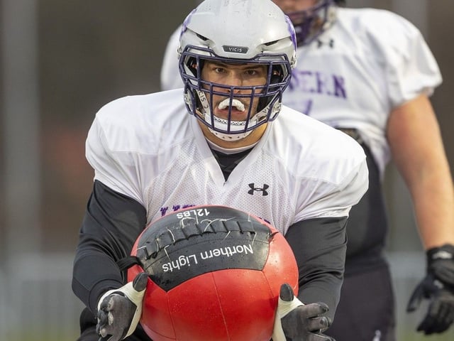  Western left offensive tackle Erik Andersen drills with a weight ball at practice at Alumni Stadium in London, Ont.
