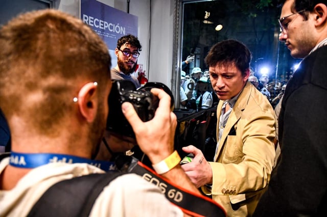 El gesto intimidante de Caputo con el fotógrafo Antonio Becerra.
