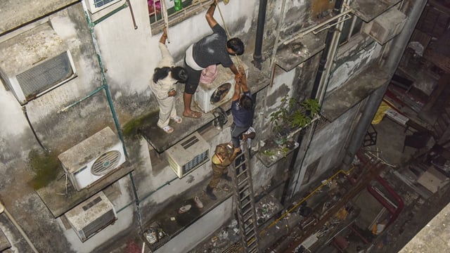 Central Kolkata hotel fire: Fire fighters used hydraulic ladders to rescue those who assembled in the balconies.
