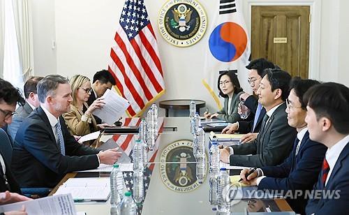 South Korean Industry Minister Ahn Duk-geun (3rd from R) and U.S. Trade Representative (USTR) Jamieson Greer (2nd from L) hold a meeting at the USTR office in Washington on April 24, 2025, in this photo provided by Ahn's office. (PHOTO NOT FOR SALE) (Yonhap)