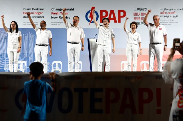 Singapore's Prime Minister Lawrence Wong gestures with candidates at a People's Action Party (PAP) rally ahead of the general election in Singapore April 26, 2025. REUTERS/Edgar Su/File Photo