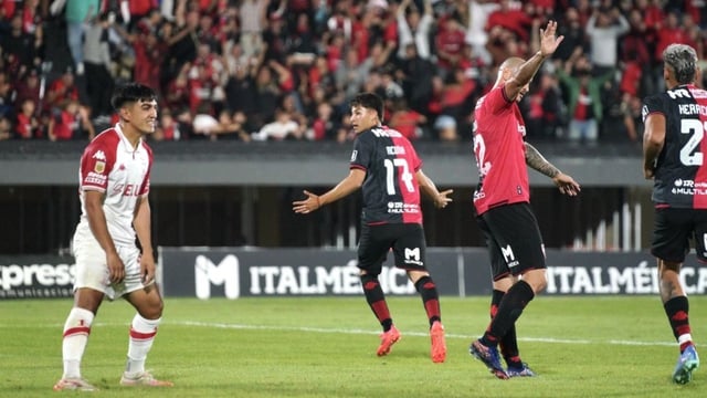 Valentino Acuña celebra el gol de Newell\'s ante Huracán. 